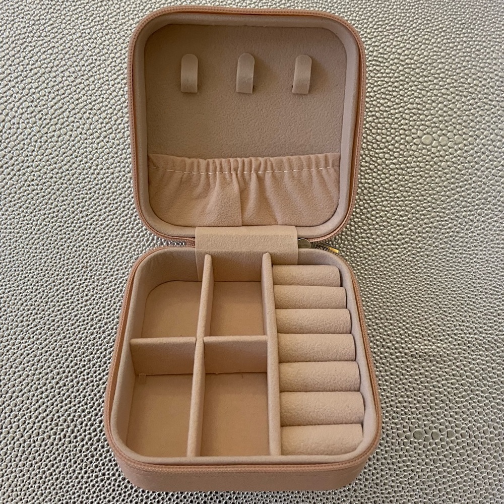 Travel jewelry case